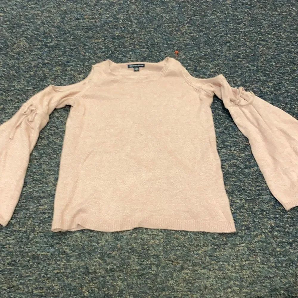 American Eagle Outfitters Pink cold shoulder top S